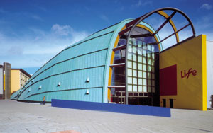 Bild 2: Teilansicht des Internationalen Lebenszentrums (ICL) in Newcastle, UK. Metall in Falztechnik bildet die langlebige Wetterhülle. Architekten: Terry Farell & Partners. Foto: KM Europa Metal