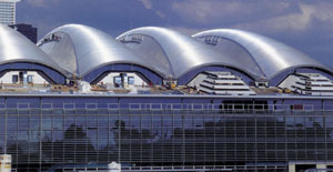 Bild 4: Wellenförmige Metallbedachung im Großformat schützt und schmückt eine neue Messehalle in Frankfurt/Main. Architekten: Grimshaw & Partners. Foto: Corus Bausysteme