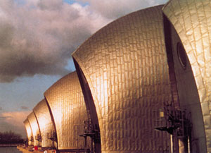 Bild 5: Modernes Gezeitenkraftwerk an der Themse bei London. Die haubenartigen Baukörper erhielten eine metallische Deckung mit trapezförmigen, gefalzten Blechen. Foto: Informationsstelle Edelstahl Rostfrei