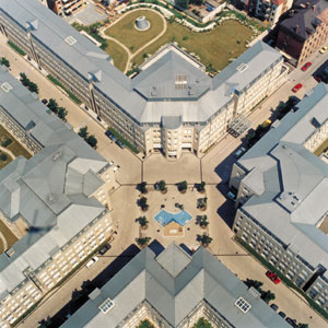 Bild 7: Verwaltungszentrum der Post in Stuttgart-Bad Cannstatt. Die großflächigen Metalldächer wurden in Doppelstehfalztechnik gedeckt. Architekten Kammerer + Belz, Kucher und Partner. Foto: Rheinzink