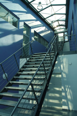 Das neue Fertigungs- und Logistikgebäude von Heiler. Durch das Glasdach werden nicht nur Treppe und Flure mit Tageslicht versorgt - auch die Büros mit den gläsernen Raumteilern erhalten zusätzliches Tageslicht.