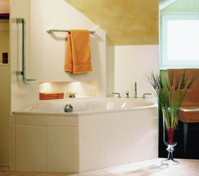 Fast schon selbstverständlich sind Haltegriffe auf der Wandseite der Badewanne, wie hier in Chromoptik
Bild: sam