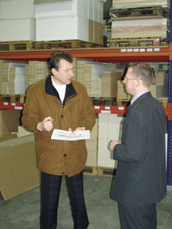 Heibad-Geschäftsführer Reinhard Schmidpeter (links) erklärt Detlev Knecht (stv. Chefredakteur der IKZ-HAUSTECHNIK) den Produktionsablauf der Badmöbel.