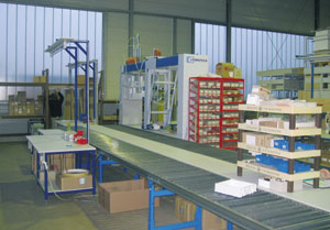 Das Laufbandsystem in Verbindung mit der Korpuspresse (im Bild hinten) bringt einen effizienteren und schnelleren Produktionsdurchlauf bei der Spiegelschrank- und Korpusfertigung.