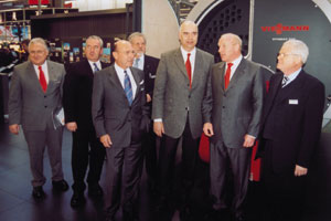 VIP-Rundgang über die Messe (v.r.): ZVSHK-Präsident Bruno Schliefke, Dr. Martin Viessmann, ZDH-Präsident Otto Kentzler, Prof. Dr. Helmut Burger (Viessmann-Werke), ZVSHK-Hauptgeschäftsführer Michael von Bock und Polach, Andreas Müller (ZVSHK) und Manfred Greis (Viessmann-Werke).