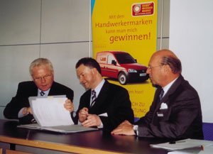 Purmo/Dianorm ist seit Anfang 2005 Handwerkermarke: Harald Günther (kaufmännische Leitung) beim Dokumententausch.
