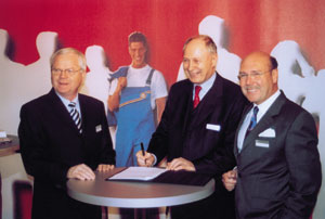 Schulterschluss mit dem Fachhandwerk: Für Danfoss unterschrieb Geschäftsführer Heinz Alker die Haftungsübernahmevereinbarung.