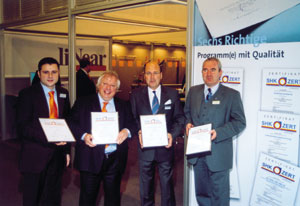 Linear-Software zertifiziert (v.r.): Andreas Müller und Michael von Bock und Polach überreichten die Urkunden an Karl-Heinz Schlimgen und Javier Castell.