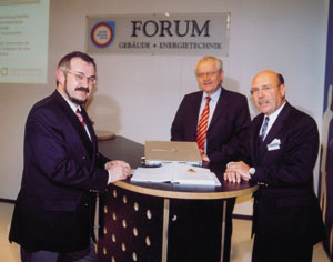 Forschung und Handwerk könnten besser zusammenwirken, ist das Ergebnis der Initiative Innovatives Handwerk. Projektleiter Dr. Heinz-Werner Etzkorn (links) überreichte seine Studie an Prof. Dr. Karl Robl (Geschäftsführer Bundesvereinigung Bauwirtschaft) und an ZVSHK-Hauptgeschäftsführer Michael von Bock und Polach.