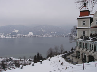 Blick auf den Tegernsee, rechts das Tagungshotel.