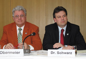 Diskussionsleiter Werner Obermeier (links) und Dr. Wolfgang Schwarz (rechts).