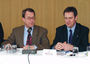 Heinz Wippich (links) und Benedikt Mahr (rechts) versuchten bei den bayerischen Obermeistern für Verständnis für die seit Anfang dieses Jahres wirksamen Mindermengenzuschläge des SHK-Fachgroßhandels zu werben.