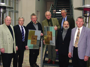Veranstalter und Preisträger des Handwerkspreises für Klempnertechnik (v.l.n.r.) Wilfried Frohberg, Manfred Berndt, Matthias Weber (Preisträger in drei Kategorien!), Martin Bocker (Preisträger), Hans-Jorg Schurz, Rudiger Erben, Jorg Salzmer.