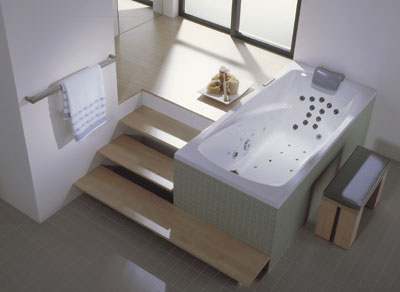 Beim "BellaVita Spa" von Duscholux standen ergonomische, physiologische und physiotherapeutische Erkenntnisse im Zentrum der Entwicklungsarbeit. Dank dieses gezielten Ansatzes eignet sich der als Rechteck- und Eckversion lieferbare Whirlpool besonders für Entmüdungs- und Entkrampfungsbäder, erläutert der Hersteller.
