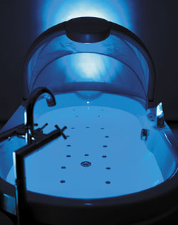 Abtauchen bis zur Tiefenentspannung: Im Konzept "Biosphere" von SFA Sanibroy wurden alle technologischen Innovationen wie Hydro-, Ozon-, Chromo-, Musik- und Aromatherapie in eine Badewanne integriert. Der Hersteller mit Hauptsitz in Frankreich produziert neben Kleinhebeanlagen auch Whirlpools und Fertigduschen.
