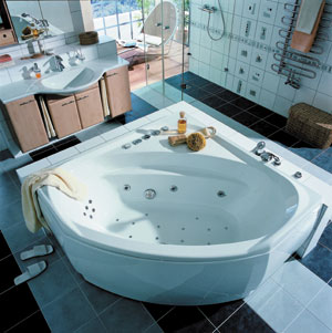 Eckbadewanne von Glamü aus Toplax in Alpinweiß. Für Entspannung sorgen seitliche Wasser-Massagedüsen, Luftsprudeldüsen im Wannenboden sowie Rücken-Massagedüsen. Die Wannenschürze "Gracia" erspart eine aufwendige Abmauerung.