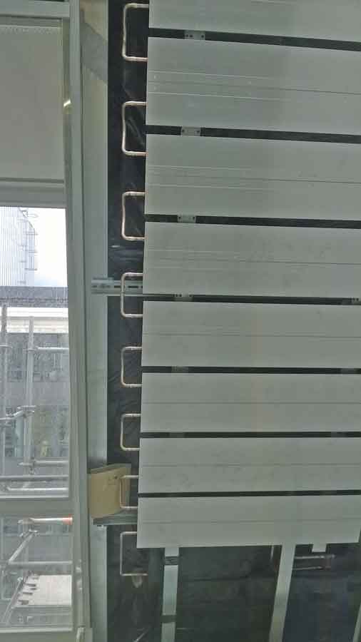 Die Kühldecken bestehen aus einer Trägerplatte und einem vormontierten Rohr. Die Systemplatten können in unterschiedlicher Länge vom Werk aus geliefert werden und zusätzlich auf der Baustelle gekürzt werden.