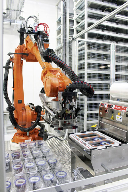 Die Wasserzähler aus rostfreiem Stahl oder Messing werden im Werk in Dänemark produziert und geeicht. Roboter kommen in der modernen Produktion zum Einsatz. Bilder: Kamstrup