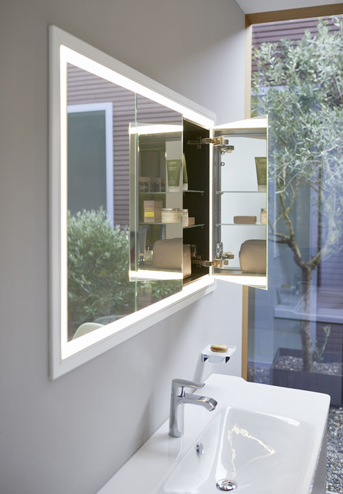 Hinter den beidseitig verspiegelten Türen befindet sich eine ­innen ­liegende Steckdose. Bild: Duravit