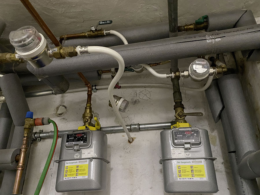 Die Art und Weise der Installation wirft durchaus die Frage auf, ob es sich um einen Installateur gehandelt hat oder einen freischaffenden Künstler. Interessant auch der Schlauchanschluss am Sicherheitsventil. Bild: L. Wiesemann