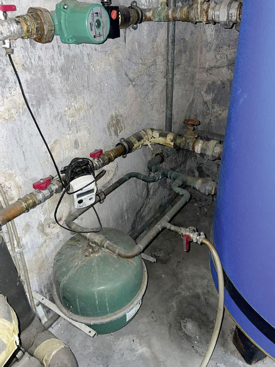 Zumindest formal ist es ein durchströmtes Ausdehnungsgefäß. Genau hinschauen sollte man aber nicht. Besser rückbauen und ggf. auf das Gefäß verzichten. Bei der Gelegenheit sollten auch für den Einsatz im Trinkwasser zugelassene KFE-Hähne eingebaut werden. Bild: Arthur Stachura