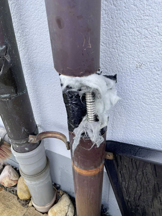 Mal eben eine Regenwasserklappe einbauen... unglücklich, wenn man das falsche Rohr erwischt. Bild: Alex Sachsenmeier