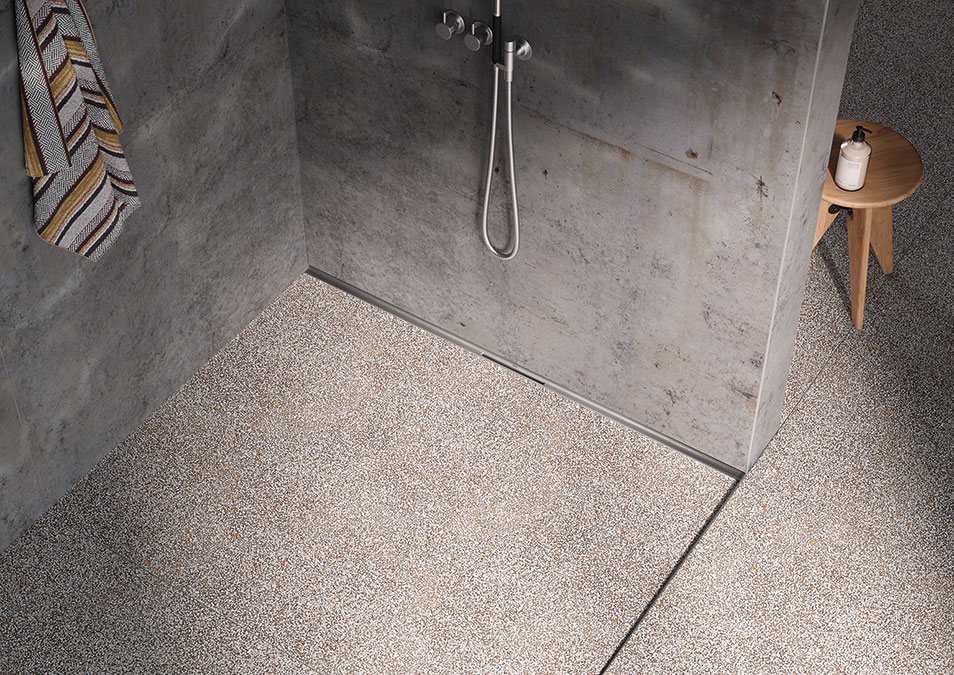 „TECEdrainway“ wurde speziell für den Übergang zwischen Wand und Boden entwickelt und zeichne sich durch einen großen Toleranzbereich beim Einbau aus. Bild: TECE