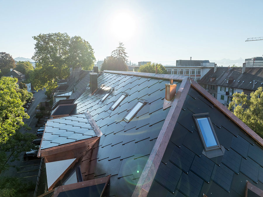 SunStyle hat ein Solardach entwickelt, das sowohl als Bedachungsmaterial als auch als Kraftwerk funktioniert. Dank einer neuen Farb-Beschichtungstechnologie können SunStyle-Photovoltaikziegel in einer Vielzahl von Farben und Oberflächenstrukturen hergestellt werden. Bild: SunStyle