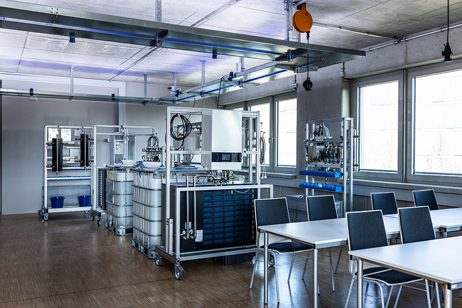 Modern ausgestatteter Wärmepumpencampus: Praxisnahe Schulungsumgebung mit der neuesten Wärmepumpentechnik für die zukunftsorientierte Aus- und Weiterbildung im SHK-Handwerk. Bild: SHK Innung München/Das Kraftbild