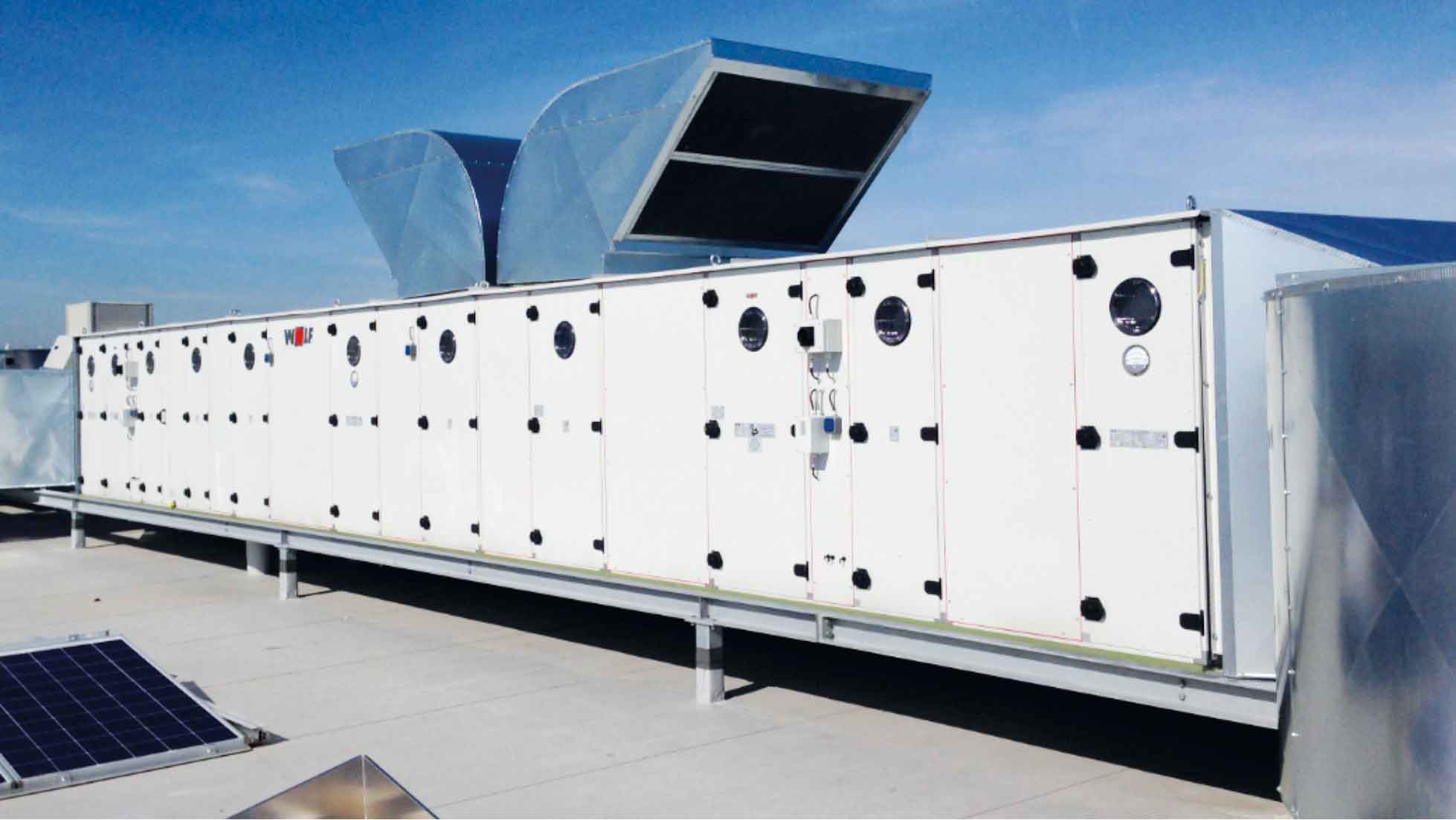 Klimagerät vom Typ „KGTop“ von Wolf in wetterfester Ausführung, auf einem Dach installiert.