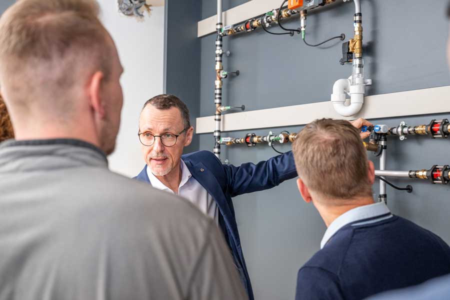 Die neue Hydraulikwand im Geberit Informationszentrum (GIZ) Langenfeld ist künftig fester Bestandteil des Schulungsangebots. Sie „bietet umfassende Möglichkeiten, bestehende Probleme und deren Ursachen sowie mögliche Lösungsansätze in Trinkwasserinstallationen messtechnisch zu veranschaulichen“, betont Friedrich Stöckl, Fachreferent Sanitärtechnik, der die Anlage mit entwickelt hat. Bild: Geberit