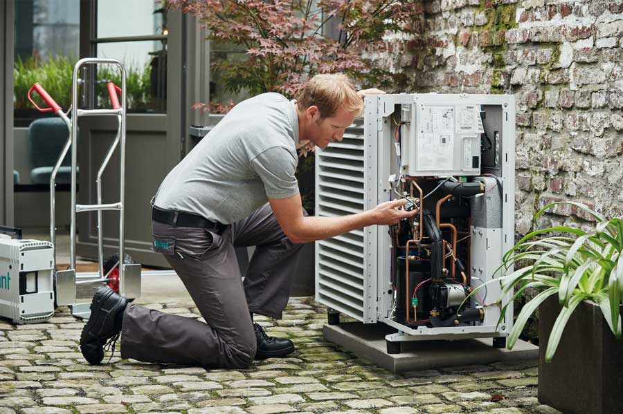 Das „Heizungsgesetz“ und seine von der Politik angekündigte Abschaffung. In einer für alle derzeit unbefriedigenden Situation hat der Bundesverband Wärmepumpe ein Rechtsgutachten vorgelegt. Es lässt zwar notwendiger Weise einige Fragen offen, doch es ist eine erste Ansage jenseits von Statements, Appellen und Mahnungen. Bild: Vaillant