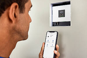 Ausgestattet mit Bluetooth, Ethernet, GEBUS sowie einer internen Stromversorgung für Waschtischarmaturen und Urinalsteuerungen, kann das Gateway über die Control App programmiert werden. Bild: Geberit