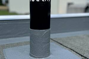 Das swisspor „Bikucoat-Speed 1K“ ist in dem Grundton Dunkelgrau erhältlich, Sonderfarben können gefertigt werden. Es eignet sich ebenfalls für Dachflächen mit erhöhtem Brandschutz. Bild: swisspor Deutschland GmbH, Ahlen