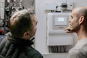 Für ein optimales Zusammenspiel von Wärmepumpe und PV-Anlage sorgt das Internet Service Gateway (ISG) mit integrierter Kommunikationsschnittstelle SG-Ready. Es vernetzt beide Systeme miteinander, sodass ein größtmöglicher Anteil des verfügbaren PV-Stroms für den Wärmepumpenbetrieb eingesetzt werden kann. Bild: Stiebel