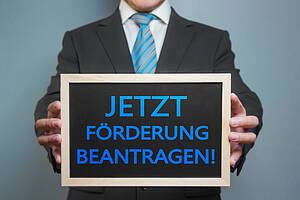 Das Zuschussprogramm KfW 455-B „Altersgerecht Umbauen – Investitionszuschuss“ steht wieder zur Verfügung. Gefördert werden unter anderem Umbauten im Bad, etwa bodengleiche Duschen, rutschhemmende Bodenbeläge oder die Anpassung von Sanitärobjekten. Bild: Bild: AdobeStock- stockpics