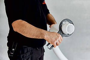 „ComfoTube Flow“ eignet sich für verschiedene Einbausituationen, ob in Rohbetondecken, abgehängten Decken, Steigschächten oder Holzständerkonstruktionen. Bild: Zehnder