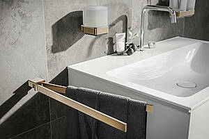 Handtuchhalter, Seifenspender und Glashalter in Bronze gebürstet. Bild: emco
