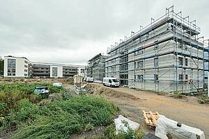 Für die Auslegung von Trinkwasserinstallationen im Geschosswohnungsbau müssen unterschiedlichste Anforderungen, wie der Erhalt der Trinkwasserhygiene oder die komfortable Versorgung der Zapfstellen, erfüllt werden. Eine Senkung der Fließgeschwindigkeit über höhere Nennweiten stellt das zumindest infrage. (Viega)