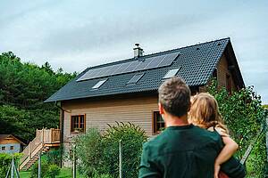 Fokus auf den Eigenverbrauch für Dachphotovoltaik-Anlagen bis 25 kW: Können diese Anlagen künftig rentabel arbeiten? Bild: AdobeStock-Halfpoint