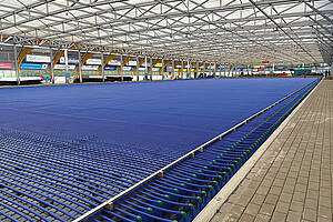 „Die Sanierung der Eislaufbahn in Haarlem ist ein Paradebeispiel für technische Inno­vation, Teamarbeit und Handwerkskunst. Die neue Eisfläche bietet deutlich mehr Nutzfläche und ­wurde mit Blick auf Nachhaltigkeit konzipiert – unterstützt durch Maßnahmen wie einer ­Überdachung und Solaranlagen“, heißt es von aquatherm. Bild: aquatherm