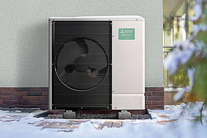 Luft-Wasser-Wärmepumpen sind heute das meistverbaute Wärmepumpensystem in Deutschland. Kam es in der Anfangszeit schon einmal vor, das Kondenswasser einfach auf die Auffahrt, den Gehweg oder die Terrasse ablaufen zu lassen, gibt es heute Lösungen, die für ein kontrolliertes Abfließen sorgen. (Mitsubishi Electric)