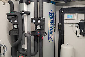 Der installierte Kombispeicher „Copar“: Die Speicherlösung für Wärmepumpensysteme vereint Heizungs- und Trinkwasserspeicher in einem Gerät und benötigt nur wenig Platz. Bild: Zewotherm