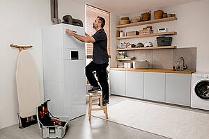 Bei der neuen Sole-Wasser-Wärmepumpe „geoCOMPACT exclusive“ mit R290 ist aufgrund des patentierten Sicherheitskonzepts keine Luftführung nach außen nötig. Bild: Vaillant