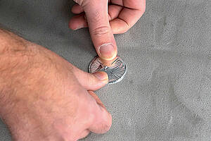 Beim Einschrauben wird der Dichtstoff in den Dübel beziehungsweise in die Bohrung gezogen und die ­Öffnung dauerhaft verschlossen“, verspricht MEPA. Bilder: MEPA