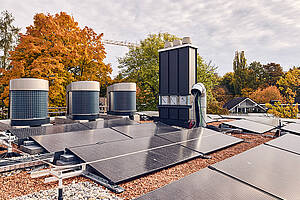 Wärmepumpenkaskade der drei „Aerotop SG 14“ und Photovoltaik arbeiten Hand in Hand. Bild: ELCO