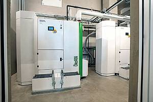 Mehrkesselanlage mit „Pellematic Condens XL“: Die Pellet-Brennwertkessel sind in vier Leistungsgrößen von 100 bis 130 kW erhältlich und lassen sich kaskadieren. Dadurch sind Gesamtleistungen bis 520 kW realisierbar. Bild: Ökofen