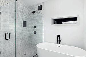 Sanitärräume ohne eigenes Fenster müssen gemäß DIN 18017-3 grundsätzlich über eine mechanische Lüftung verfügen, die im Bedarfsfall unerwünschte Gerüche oder Feuchte abführt. (Helios Ventilatoren)