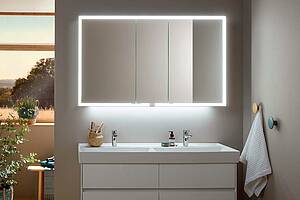 Licht für alle Funktionen und Komfort zu verschiedenen Tageszeiten schaffen LED mit variabler Lichtfarbe. Hier mit einem Spiegelschrank aus der Linie „MyView“. (Villeroy & Boch)