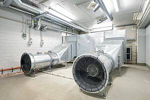 Mit der neuen Ventilatoren-Verordnung (EU) 2024/1834 beginnt für die Lüftungs- und Klimatechnikbranche eine neue Ära. Hier ein Großventilator als Teil eines Belüftungssystems in einer Tiefgarage. (Systemair)